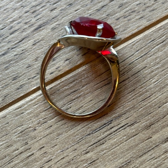 Vintage Elegant Red Gemstone Ring - Picture 4 of 7